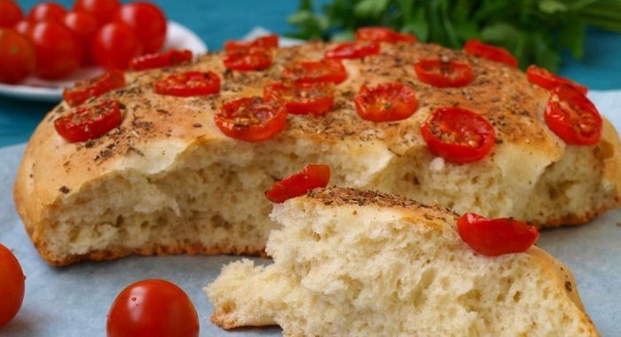 Фокачча с помидорами черри и ароматными травами
