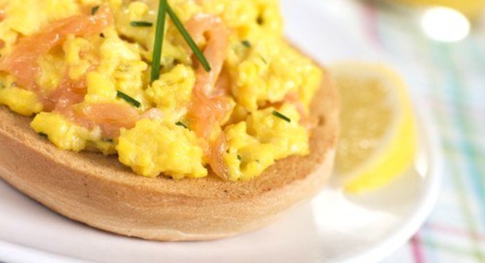 Омлет с копченым лососем и зеленым луком