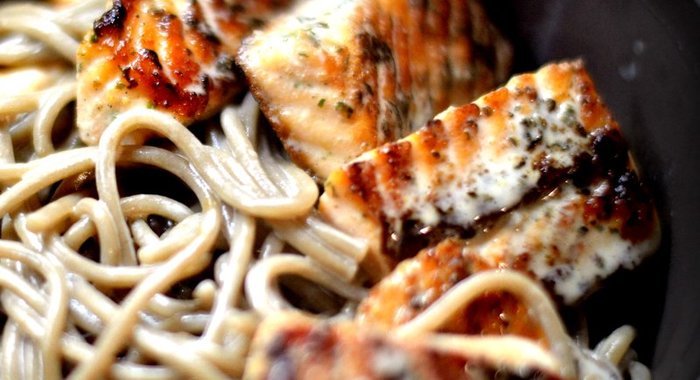 Гречневая лапша (соба) с красной рыбой в сырном соусе