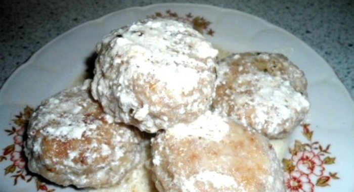 Тефтели со сметанной подливкой