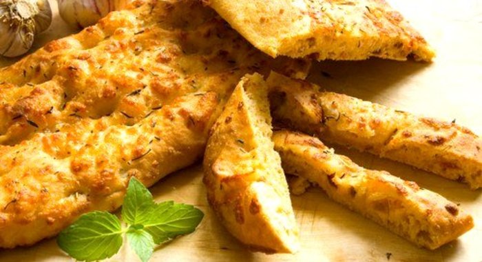 Фокачча с печеным чесноком, зеленым луком и сыром проволоне