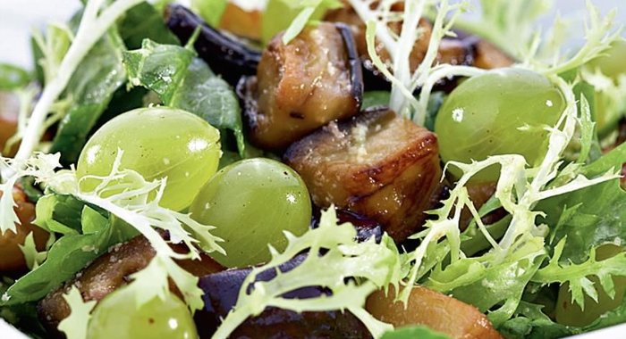 Горячие баклажаны с виноградом и соусом из лесных орехов