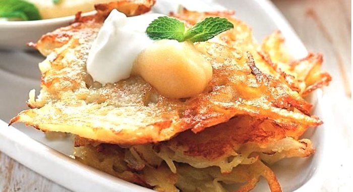 Картофельные оладьи латкес с яблочным соусом