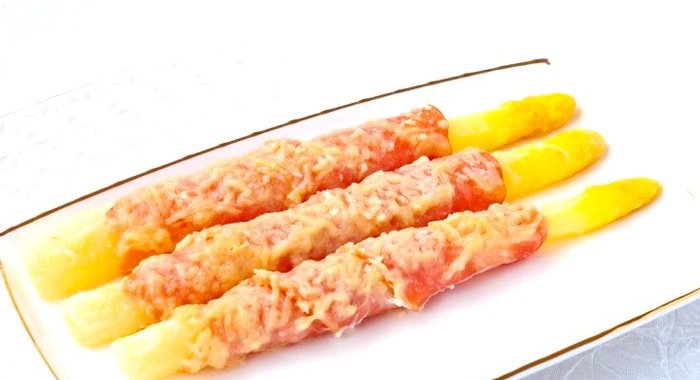 Спаржа, запеченная с беконом и сыром