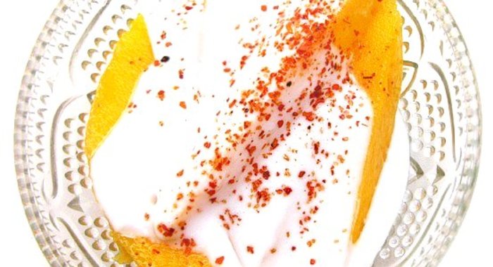 Манго с кокосовым кремом и перцем чили