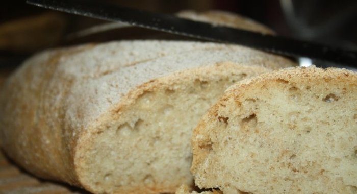 Ароматный хлеб с добавлением цельнозерновой муки и сухой кавказской аджики (ночного брожения)