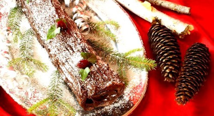 Шоколадное полено с кремом из каштанов и ягодами