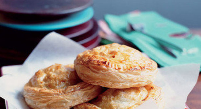 Пирожки с мясом цыпленка, луком-пореем и оливками