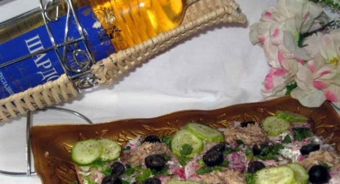 Праздничные бутерброды с тунцом и редисом