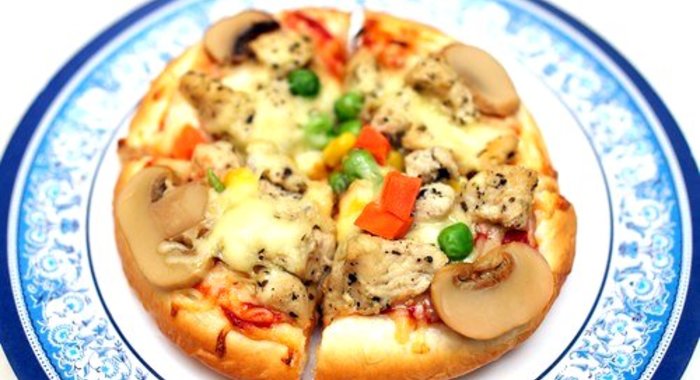 Пицца с рыбой, грибами и зеленым горошком