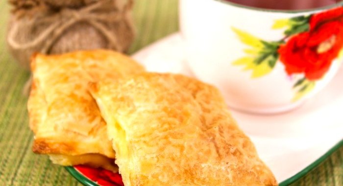 Слоеные пирожки с сыром и ветчиной