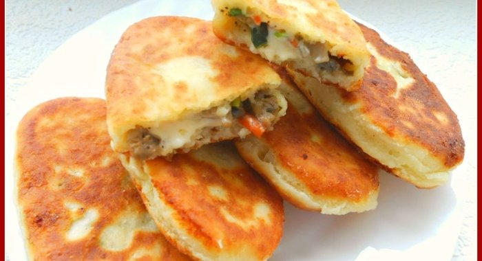 Жареные пирожки из творожного теста с грибами, мясом и сыром