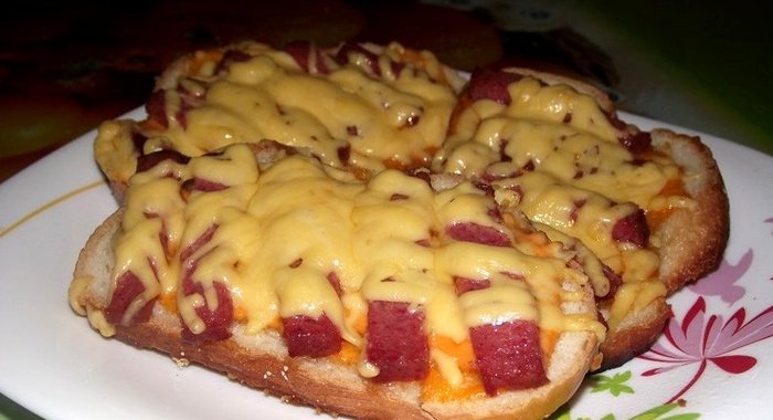 Бутерброды с копченой колбасой