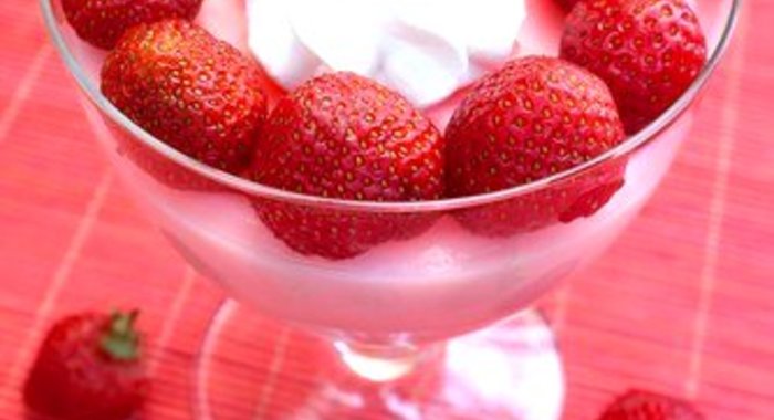 Клубничный крем со свежими ягодами