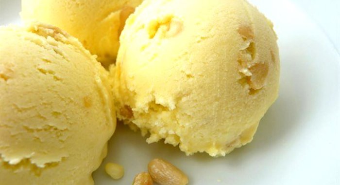 Лавандовое мороженое с медовыми кедровыми орешками