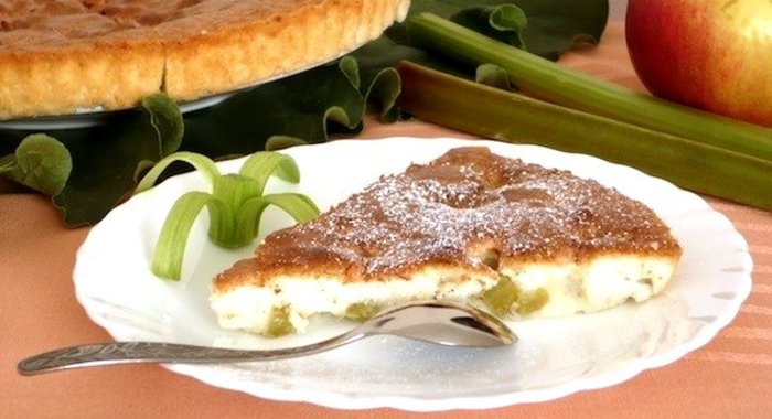 Шарлотка с ревенем