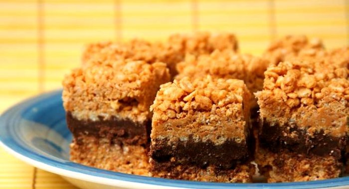 Пирожные с шоколадом, рисовыми хлопьями и арахисовым маслом