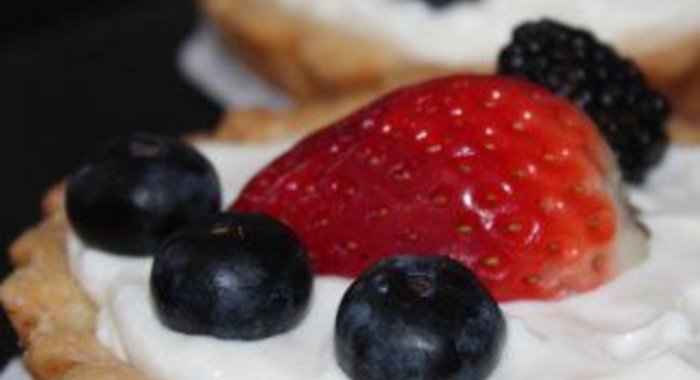 Корзиночки с творожно-сливочным кремом и ягодами