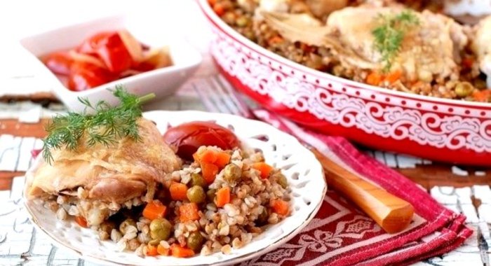 Гречневая каша с курицей и овощами под фольгой
