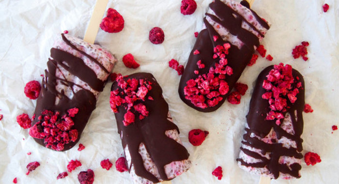 Малиновое мороженое в шоколадной глазури