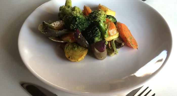 Запечённые овощи под мятно-чесночным соусом