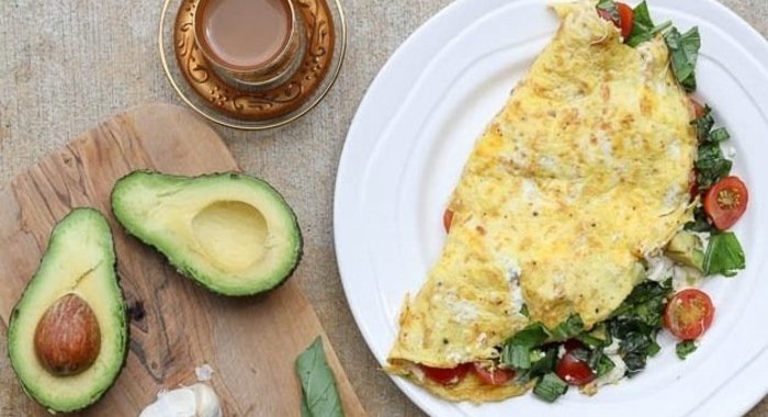 Омлет с моцареллой и помидорами