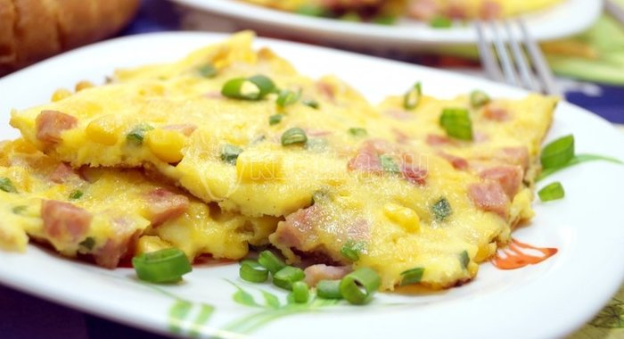 Омлет с колбасой и кукурузой «Бонди»