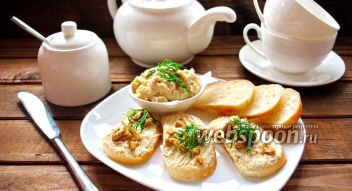 Куриный паштет с сыром, огурцом и орехами