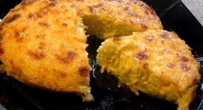 Вермишелевая запеканка с чесноком и соевым соусом