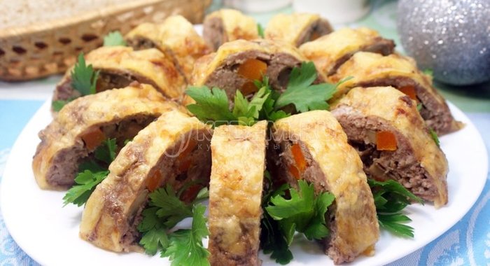 Мясной рулет с грибами и сыром