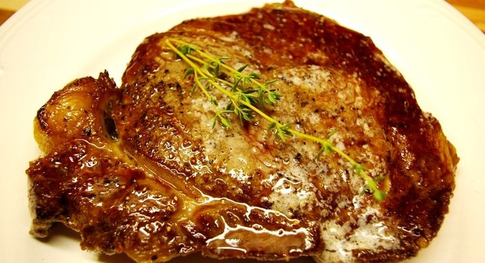 Стейк из свинины на сковороде