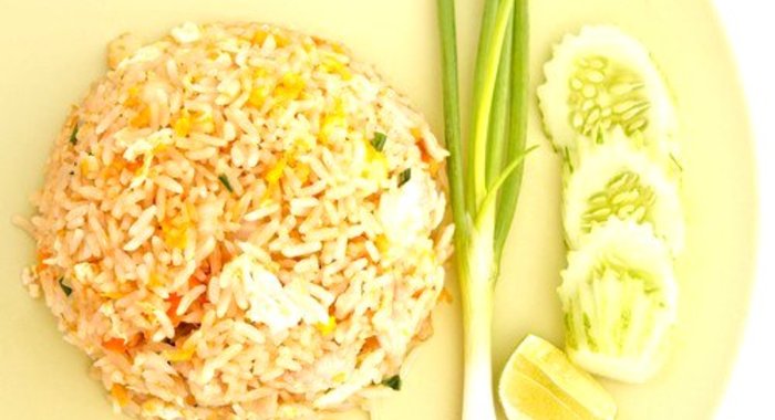 Жареные овощи с рисом и яйцом