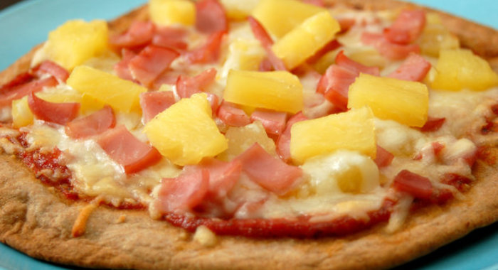 Быстрая пицца с ветчиной и ананасами