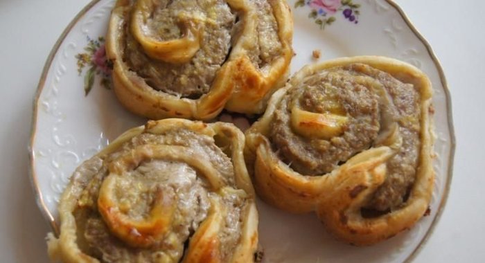 Рулетики из слоеного теста с фаршем