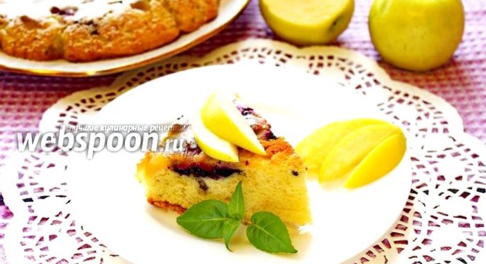 Шарлотка с черникой и яблоком