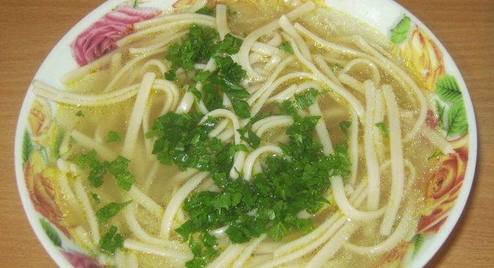 Куриный бульон с лапшой