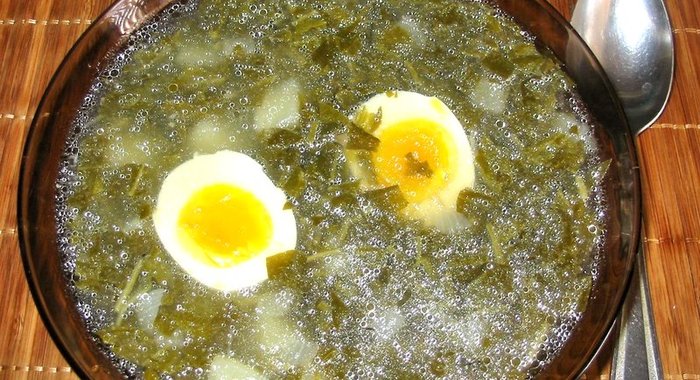 Зеленые щи на курином бульоне