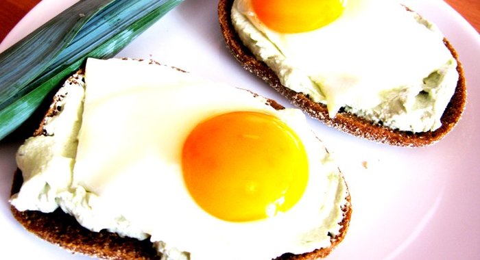 Бутерброды с пастой из авокадо и яичницей