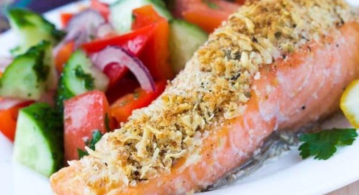 Лосось с хлебными крошками и шпинатом