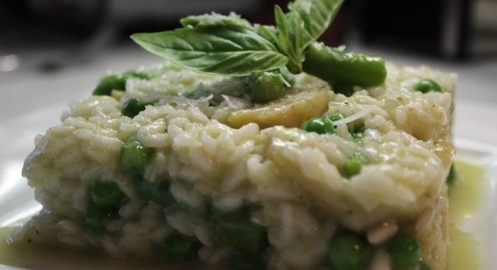 Ризотто со спаржей, артишоками и зеленым горошком