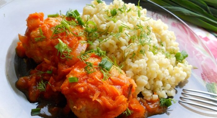 Куриные тефтели с булгуром в томатном соусе