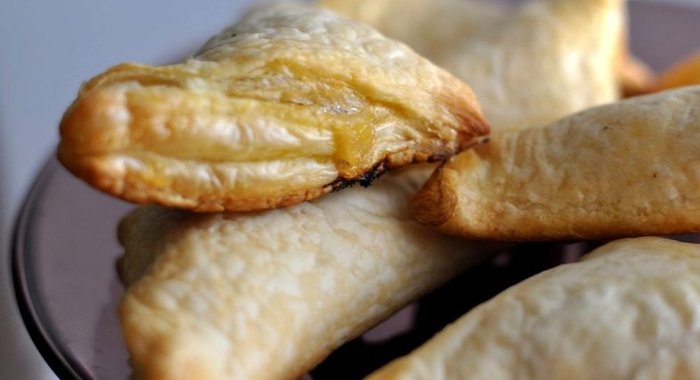 Пирожки из слоеного теста с капустой