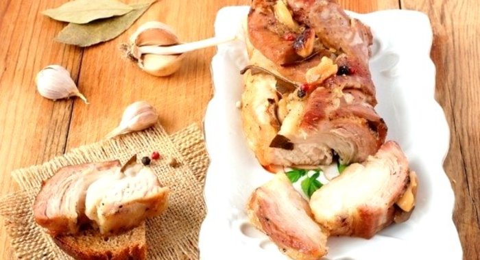 Свиной бочок с чесноком