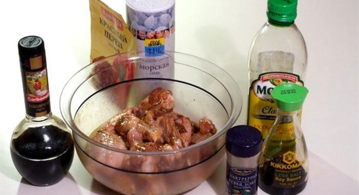 Куриные крылышки в маринаде из бальзамического уксуса, соевого соуса и кайенского перца