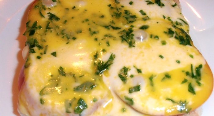 Пикантный бутерброд с анчоусным маслом и помидором