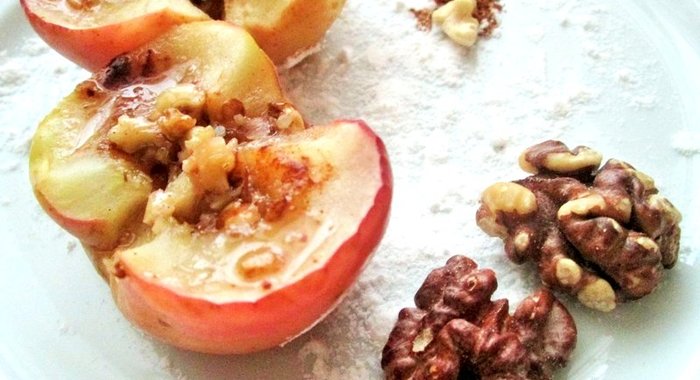 Яблоки печеные с грецкими орехами и медом