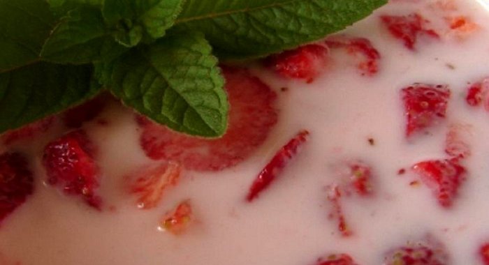 Молочный суп с клубникой