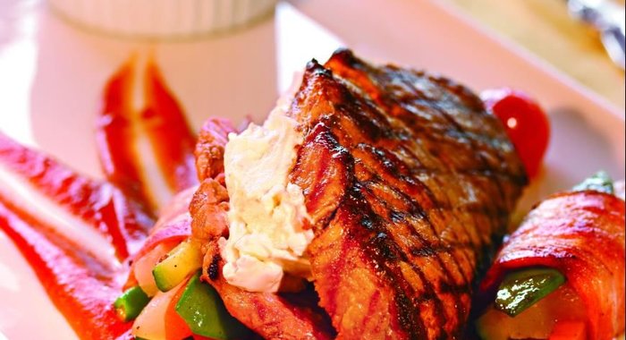 Стейк с начинкой из сыра и соусом санрайз-томат