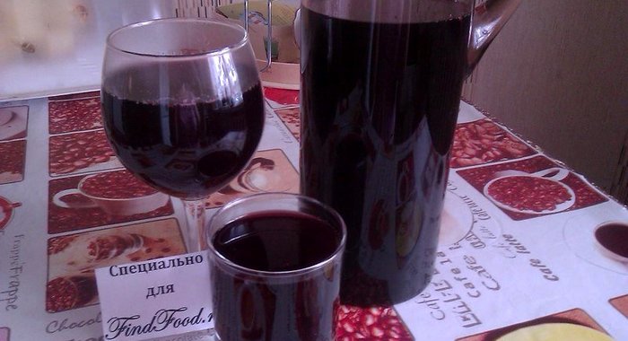 Компот из черной смородины и земляники