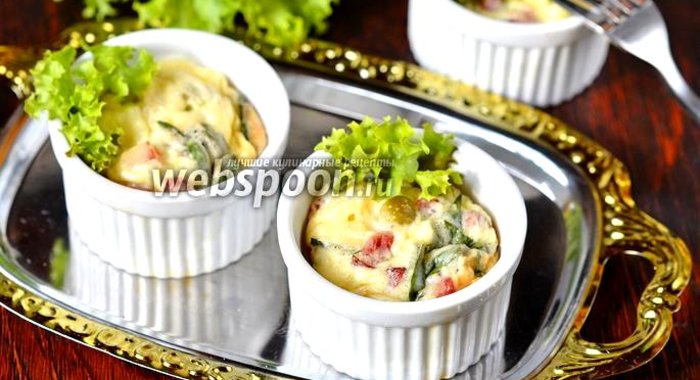 Порционный омлет с тархуном, горошком и колбасой